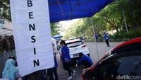 Para pengendara terlihat antusias melakukan uji emisi kendaraan mereka.