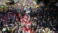 Massa aksi kawal MK mulai berkumpul di patung kuda Arjuna Wiwaha, Jalan Medan Merdeka Barat, Jakarta, Kamis (27/6/2019).