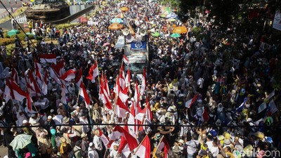 Foto: Massa Aksi Mulai Mendekat ke Gedung MK