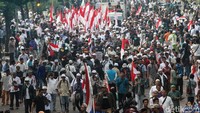 Massa aksi kawal MK mulai meninggalkan area sekitar Patung Kuda di Jalan Medan Merdeka Barat, Jakarta, Kamis (26/6/2019).