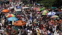 Sejumlah pedagang kaki lima (PKL) nampak memanfaatkan situasi untuk berada di kedua sisi massa yang datang melakukan aksi kawal sidang MK.