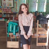 Nattaya Nat mecuri perhatian setelah video dirinya memberi salam unik berupa pelukan hingga high-5 untuk muridnya jadi viral di media sosial. Foto: Facebook