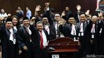 Ekspresi Gembira Tim Hukum Jokowi Rayakan Kemenangan