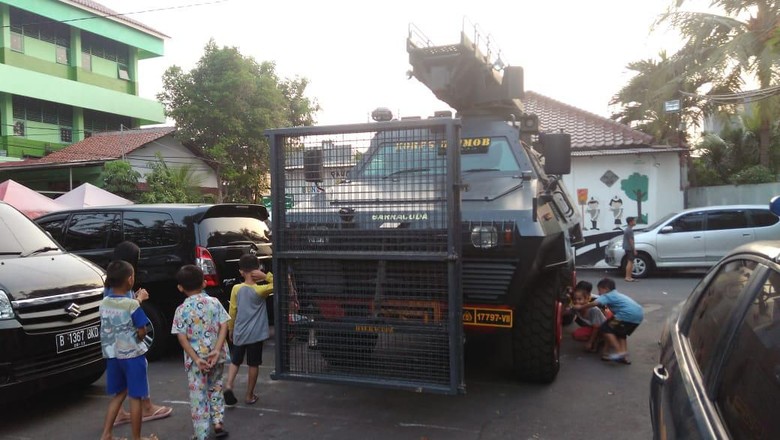 Barracuda Siaga di Depan Asrama Brimob Petamburan Jelang Putusan MK Barracuda Siaga di Depan Asrama Brimob Petamburan Jelang Putusan MK