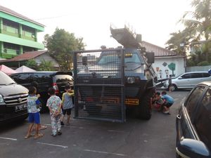 Barracuda Siaga di Depan Asrama Brimob Petamburan Jelang Putusan MK