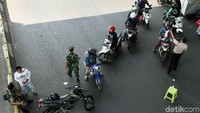 Sejumlah petugas kemanan memberikan informasi terkait rekayasa lalu lintas yang diberlakukan di area sekitar Istana Presiden jelang sidang putusan MK.