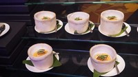 Laksa yang disajikan dalam batok kelapa jadi salah satu menu favorit banyak dari orang Asia yang hadir. Foto: Lusiana/detikFood