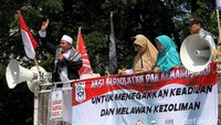 Mobil komando Aksi Kawal Mahkamah Konstitusi terlihat di area sekitar Patung Kuda, Jakarta.