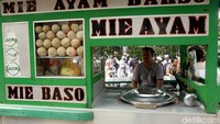 Beragam makanan dan minuman dijajakan para pedagang di sisi Jalan Medan Merdeka Barat, Jakarta.