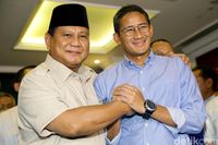 Semringah Banget! Prabowo-Sandiaga Kompak Salam Komando