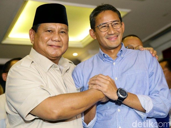 Capres Prabowo Subianto memberikan pidato usai putusan MK dibacakan. Selesai pidato, Prabowo langsung salam komando dengan cawapres Sandiaga Uno.