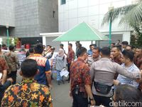 Massa PMII Anti-reklamasi Bakar Ban Lagi, Sempat Masuk Pagar Balai Kota