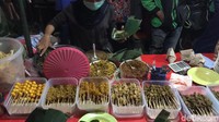 Saat warung sudah siap, pembeli langsung memenuhi area tenda. Tak ada yang mau kalah, semua berebut menyampaikan pesanan.  Foto: Devi S. Lestari/detikFood