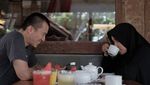 Gemar Kulineran, Ini Pose Istri Ustaz Felix Siauw Saat Makan Kunafe hingga Ngopi
