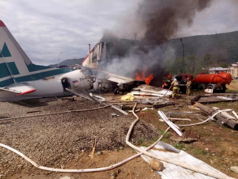 Pesawat Maskapai Rusia Terbakar Saat Mendarat Darurat, 2 Orang Tewas Pesawat Maskapai Rusia Terbakar Saat Mendarat Darurat, 2 Orang Tewas