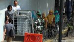 Jalan Veteran Ditutup, Warga Berjalan Kaki Menuju Kantor
