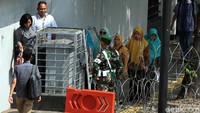 Warga berjalan kaki menuju kantor.