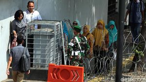 Jalan Veteran Ditutup, Warga Berjalan Kaki Menuju Kantor