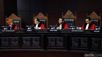 Ketua MK Anwar Usman sebagai hakim ketua membuka sidang putusan gugatan hasil Pilpres pukul 12.40 WIB di gedung Mahkamah Konstitusi (MK), Jl Medan Merdeka Barat, Jakarta Pusat, Kamis (27/6/2019).
