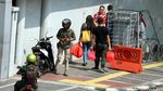 Jalan Veteran Ditutup, Warga Berjalan Kaki Menuju Kantor