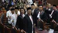 Kemudian pihak terkait, yang diwakili tim hukum Jokowi-Maruf Amin yang dipimpin Yusril Ihza Mahendra dan Bawaslu.