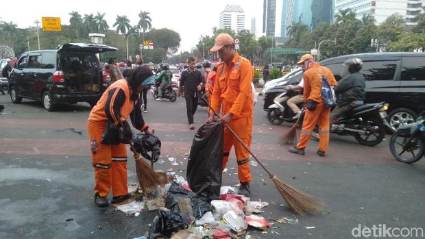 Pasukan Oranye Turun Bersihkan Lokasi Aksi Kawal Sidang MK