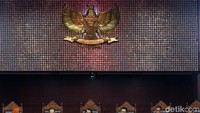 Sidang putusan gugatan hasil Pilpres 2019 kembali diskors untuk jeda salat Magrib. 