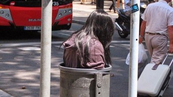 Sekali lagi harap diingat, ini cuma manekin kok. (Foto: Boredpanda)