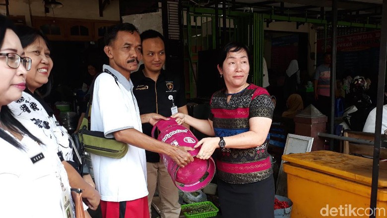 Satpol PP Pergoki Rumah Makan di Solo Pakai Puluhan Tabung Elpiji Subsidi Satpol PP Pergoki Rumah Makan di Solo Pakai Puluhan Tabung Elpiji Subsidi