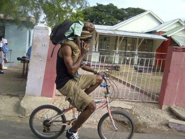 Multi tasking adalah kunci! Meskipun sang ayah sedang mengayuh sepeda dan mengangkat telepon, ia tetap menjaga anaknya agar bisa tertidur dengan pulas. (Foto: Dok. BrightSide)