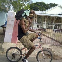 Multi tasking adalah kunci! Meskipun sang ayah sedang mengayuh sepeda dan mengangkat telepon, ia tetap menjaga anaknya agar bisa tertidur dengan pulas. (Foto: Dok. BrightSide)