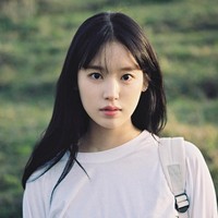 Pemain drama Descendants of The Sun, Park Hwan Hee juga memiliki pernikahan yang seumur jagung. Bermain di drama yang sama dengan Song Joong Ki, Hwan Hee rupanya telah menikah dengan seorang rapper pada 2011. Namun, Hwan Hee memutuskan berpisah dari suaminya pada akhir Desember 2012. Foto: Instagram