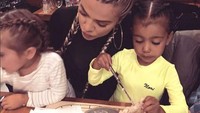 Ditemani Khloe Kardashian, agenda makan malam enak dengan aneka dessert mewah jadi semakin seru dengan kehadiran North. Foto: Istimewa