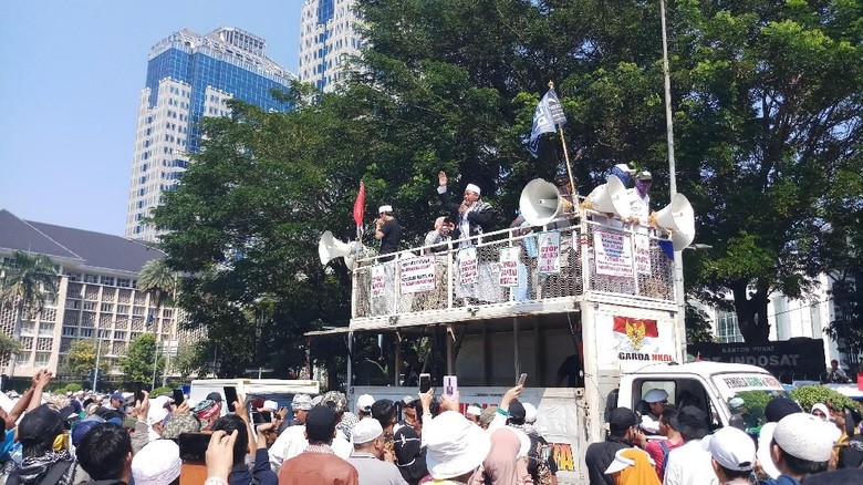 Bawa Al-Liwa, Massa Aksi Merapat ke Medan Merdeka Barat Bawa Al-Liwa, Massa Aksi Merapat ke Medan Merdeka Barat