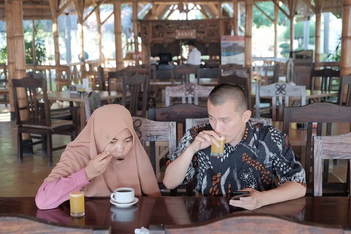 Gemar Kulineran Ini Pose Istri Ustaz Felix Siauw Saat Makan