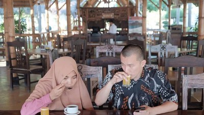 Gemar Kulineran, Ini Pose Istri Ustaz Felix Siauw Saat Makan Kunafe hingga Ngopi