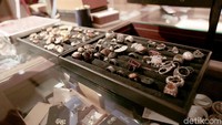 Cincin dan perhiasan lainnya milik Jennifer, berapa ya harganya?