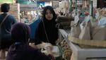 Gemar Kulineran, Ini Pose Istri Ustaz Felix Siauw Saat Makan Kunafe hingga Ngopi
