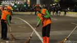Pasukan Oranye Bersihkan Lokasi Aksi Kawal Sidang MK