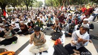 Sebelumnya, massa aksi kawal MK sempat menggelar doa bersama di sela-sela mendengarkan live radio sidang putusan yang dibacakan oleh hakim Mahkamah Konstitusi (MK).