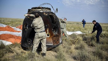 Kapsul Soyuz yang tampak gosong. Foto: Reuters