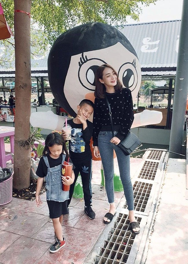 Sebelum masuk ke kelasnya, Nattaya membiarkan para muridnya memilih tentang bagaimana mereka ingin disambut. Ia pun kemudian menyapa setiap siswa yang memasuki kelas dengan sapaan pilihan mereka. Foto: Facebook