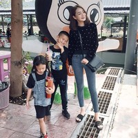 Sebelum masuk ke kelasnya, Nattaya membiarkan para muridnya memilih tentang bagaimana mereka ingin disambut. Ia pun kemudian menyapa setiap siswa yang memasuki kelas dengan sapaan pilihan mereka. Foto: Facebook