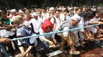 Massa Aksi Gelar Salat Zuhur Berjemaah di Depan MK