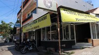 Tempat ngopi yang bernama Kedai Dukun tersebut terletak di Jalan Pataruman, Kecamatan Tarogong Kidul.