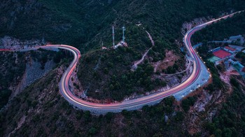 Jalanan yang berada diatas bukit ini pada malam hari difoto dengan teknik stop motion di Negara Spanyol. Istimewa/Dok. Boredpanda/juansancheziv.