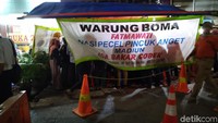 Warung Boma bukanlah tempat makan mewah dan nyaman, kedai ini hanya berada di bawah tenda sederhana yang lokasinya ada di pinggir jalan. Tapi pecel pincuk khas Madiun ini punya daya tarik yang luar biasa. Foto: Devi S. Lestari/detikFood