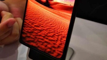 Oppo mengakui adanya layar di depan kamera mengurangi hasil jepretan.   Foto: Weibo