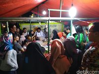Warung Boma : Nikmatnya Jajan Pecel Pincuk Murah Meriah di Malam Hari