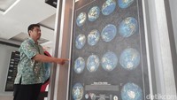 Pengamatan detikcom, poster berukuran 120x200cm tersebut bergambar 14 bola bumi beserta keterangan.